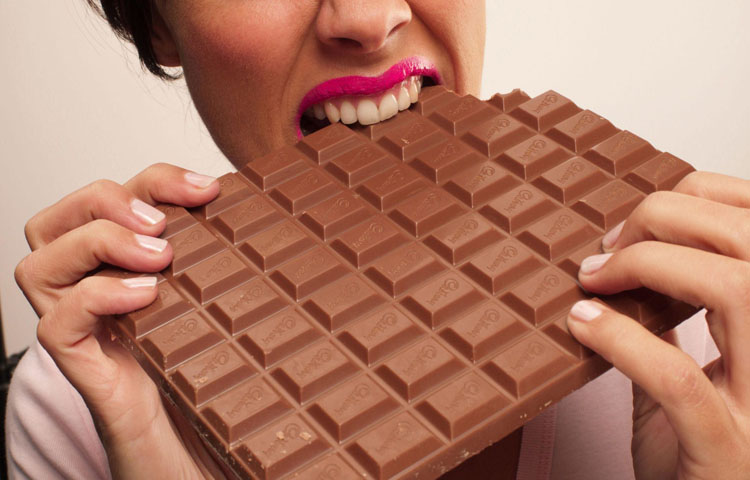 تاثیر مصرف زیاد شکلات بر دندان ها